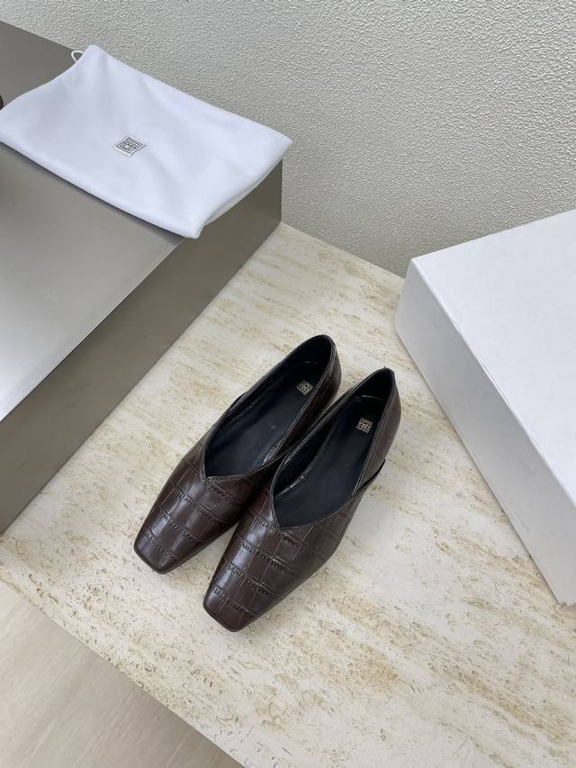 Totême 法式浪漫 极简深口女鞋 棕色鳄鱼纹北欧简约设计 轻奢品牌 面料选用头层牛皮牛皮高端 舒适 内里选用牛皮内里 搭配弹力橡筋 简约设计 大底选用意大利