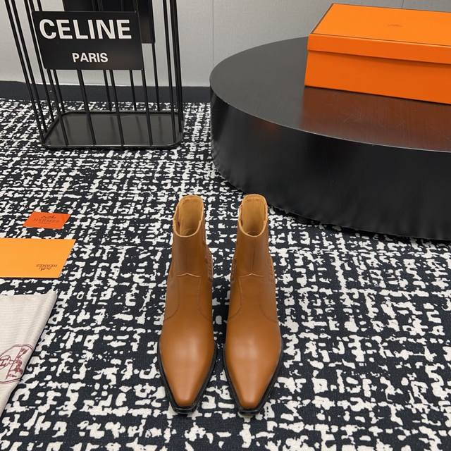 独家顶级版本 HERME*H家24vs秋冬新款靴子系列 爱马仕 HERMES 扣带修身瘦腿尖头中跟短靴... 这双靴子应该是爱马仕“平替”了纽约博主的超