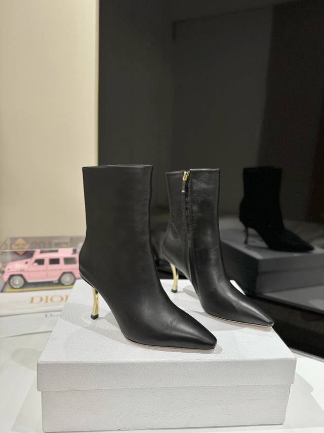 工厂直批： D*奥Christian Dior 新品中古高跟鞋 延续D家永恒经典！这款鞋低调不失华丽 性感又不显张扬 鞋型是大家都爱的秀气款 非常非常显瘦 侧面