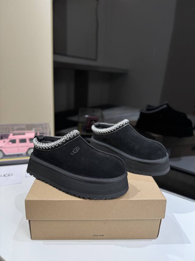 UGG 2024new arrival～ ugg 秋冬厚底民族风拖鞋新色 说到UGG大家都会想起就死皮毛一体经典款一定不陌生，但是UGG其它新潮热款可能姐妹们