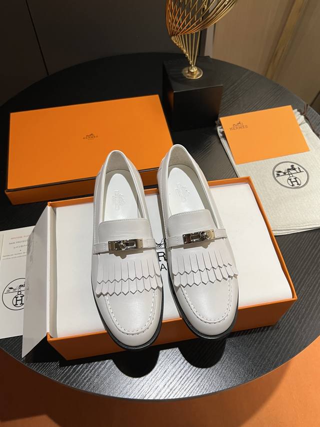 Hermes 爱马仕最新 早春新款单鞋，今年H最新限量色凯莉mini Kelly扣 单鞋，纯进口特定小牛皮，手工制作.高端订制 正品开模定制 手工缝制.珐琅工艺