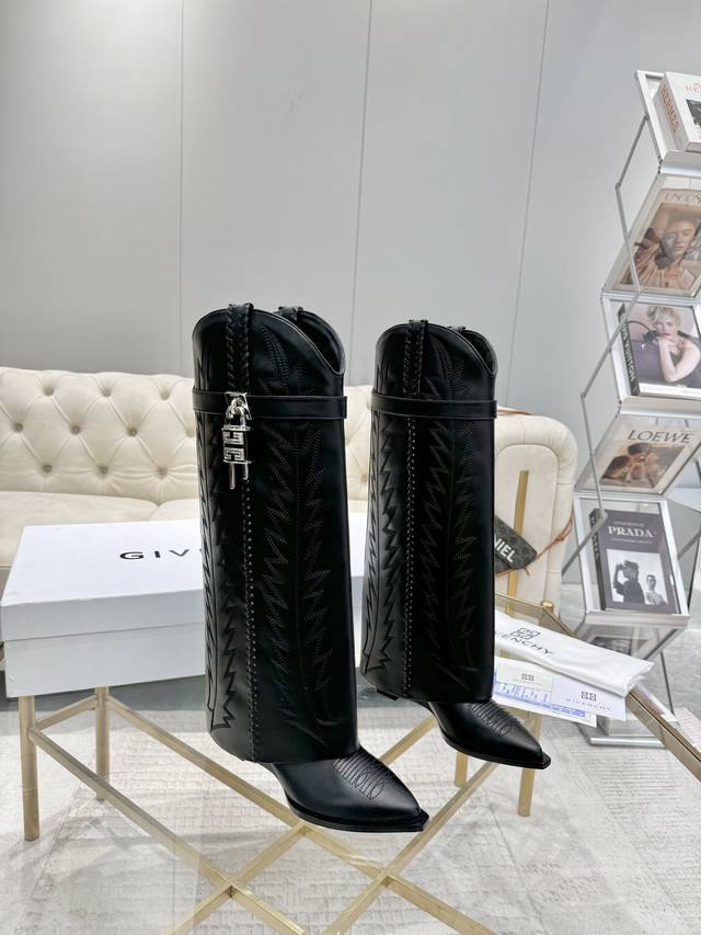 GIVENCHY ｜4 最高版 出厂价 真皮大底 仿真皮大底 定做 Givenchy 2024 新款高靴系列 纪梵希 锁扣 真皮电绣款风靡整个时尚圈 专柜 正品