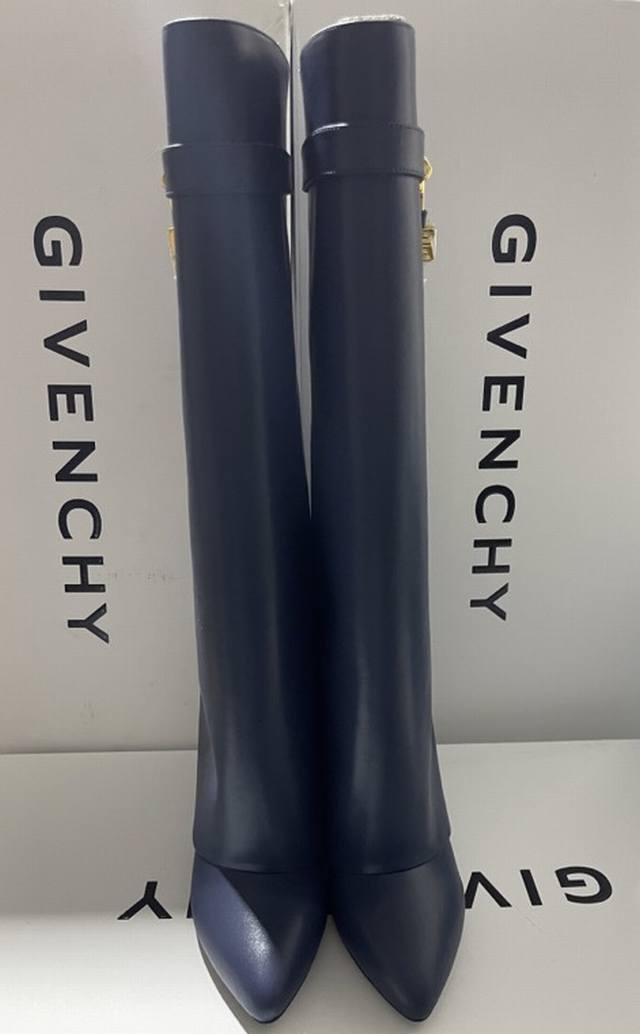 GIVENCHY ｜3 最高版 出厂价 真皮大底 仿真皮大底 订做 Givenchy 新款高靴系列 纪梵希 锁扣 水钻款 风靡整个时尚圈 专柜 正品级 版本 购