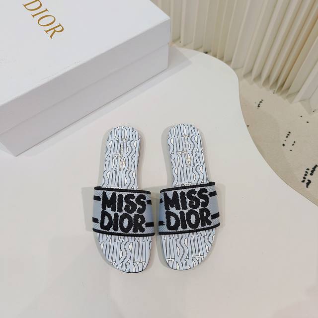Dior棉质凉拖专柜最新Dway电绣经典款一字拖 平底 高跟 鞋面饰以MISS DIOR图案标志刺绣，以现代风格全新演绎1960年代时尚风格，设计时尚，可轻松打