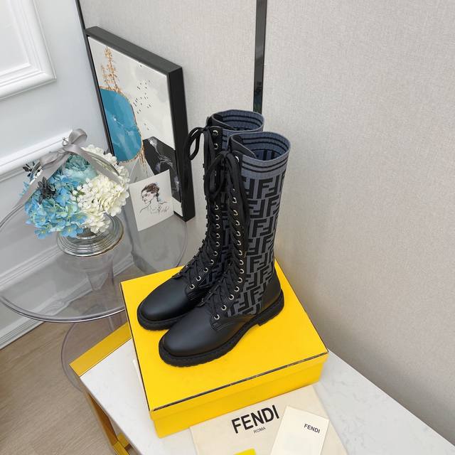 系带中筒 - 约33cm Fend*全新升级版本马丁靴经典秋冬系列 FF袜子弹力系带中筒靴Rockoko超显瘦 鞋面：系带款采用原版雾面哑光牛皮 内里：进口羊皮