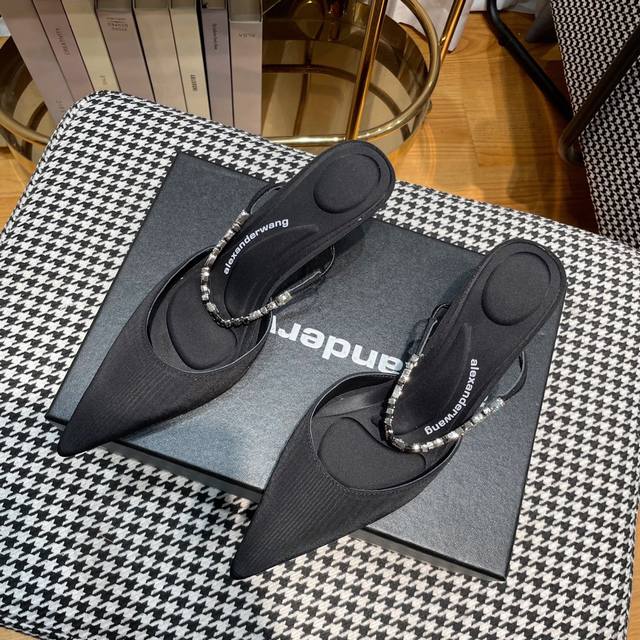 AlexanderWang 亚力山大王最新火爆款非常火爆 众多网红同时推荐 真皮大底 不重 不重正常鞋子的重量 非常好搭配 原版标准包装配套 size 35-4