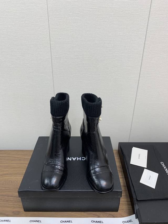 顶级版本 Chanel香奈儿 秋冬新品系带爆款走秀短靴！ 立体饱满的菱格，小香经典元素；配搭开模定制的原版五金鞋带扣，鞋底有一定的厚度，增高效果也不错，让整体视