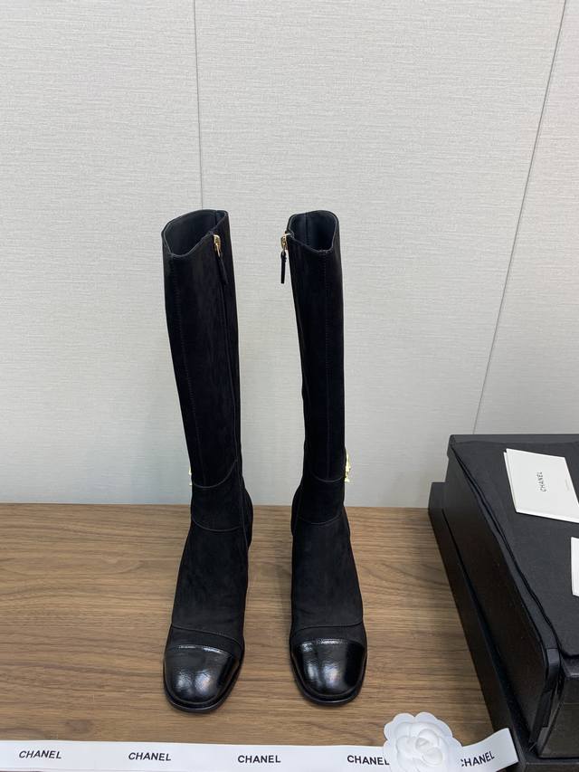 顶级版本 Chanel香奈儿 秋冬新品系带爆款走秀长靴！ 立体饱满的菱格，小香经典元素；配搭开模定制的原版五金鞋带扣，鞋底有一定的厚度，增高效果也不错，让整体视