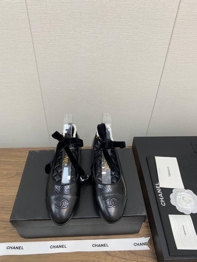 香奈儿Chanel 24k 新款山茶花 玛丽珍 凉鞋系列 专柜简直疯抢了，各大社交平台热门晒图，这期的走秀款绝对太帅了，绝对是这一季最热门的款式，专柜仙女们真的