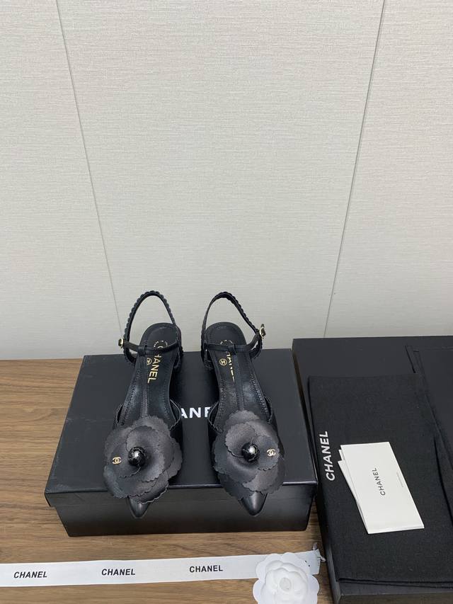 香奈儿Chanel 24k 新款山茶花 玛丽珍 凉鞋系列 专柜简直疯抢了，各大社交平台热门晒图，这期的走秀款绝对太帅了，绝对是这一季最热门的款式，专柜仙女们真的