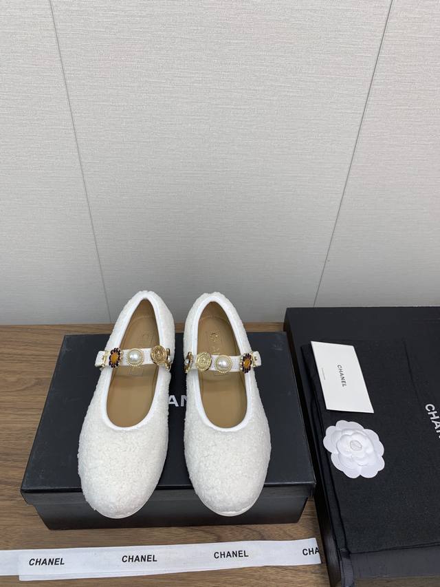 CHANE*｜小香24a玛丽珍新品最美系列 珍珠 芭蕾单鞋 香家高级感这块总让人大写的服气 看起来蛮简单的款式 但上脚就莫名很高阶 之前好多人找我要上班的单鞋这