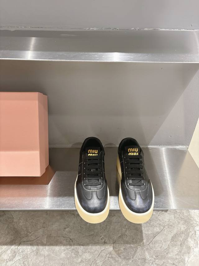 Miu Miu 2024秋冬新款的休闲运动小白鞋，真的美炸啦！ 运动小白鞋，简约而不简单。经典的白色，超级百搭，无论是搭配牛仔裤还是裙子人，都能轻松打造出时尚感
