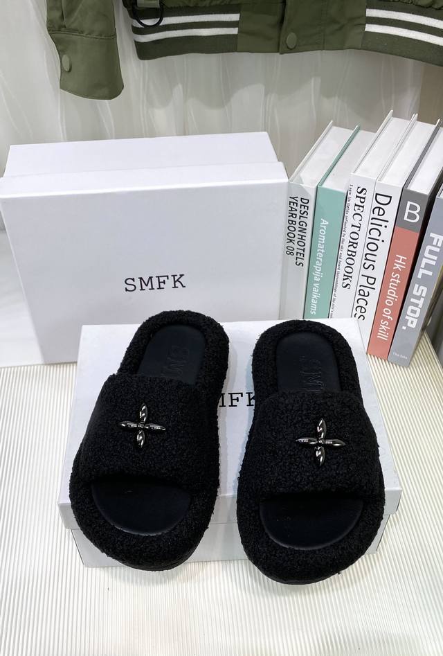 SMFK 新款金属十字扣毛拖鞋。秘密花园系列，平价毛拖中的爱马仕 随便穿搭都好看 时髦精绝对不能错过的一款拖鞋。 满屏的高级感 极具设计感 定制毛鞋面， 成型橡