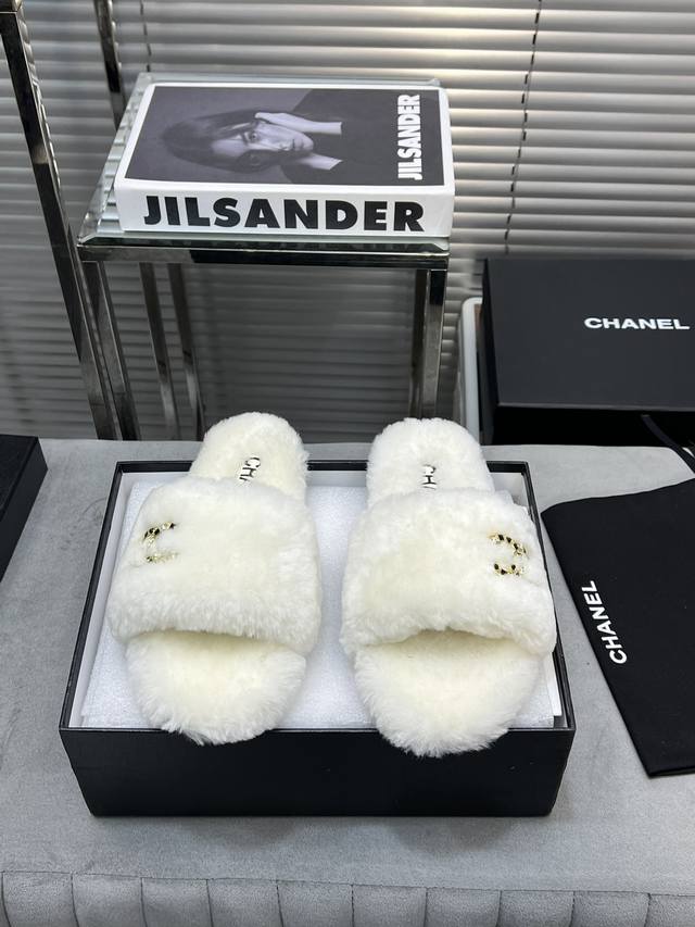 CHANEL 秋冬新品香奈儿毛拖 独家开模出货 进口羊羔毛. 内里：进口保暖羊羔毛，脚感舒适，超级亲肤。 大底：原版开模大底 码数35-39 34 40 41定