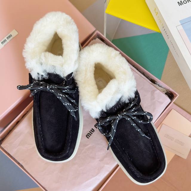 顶级版本：绒里 MiuMiu缪缪 最新delave系列 厚底 坡跟 短靴 羊羔毛 踝靴 原版购入开发 做货 这款绒面皮革踝靴呈现délavé纹理，鲜艳鞋带为经典