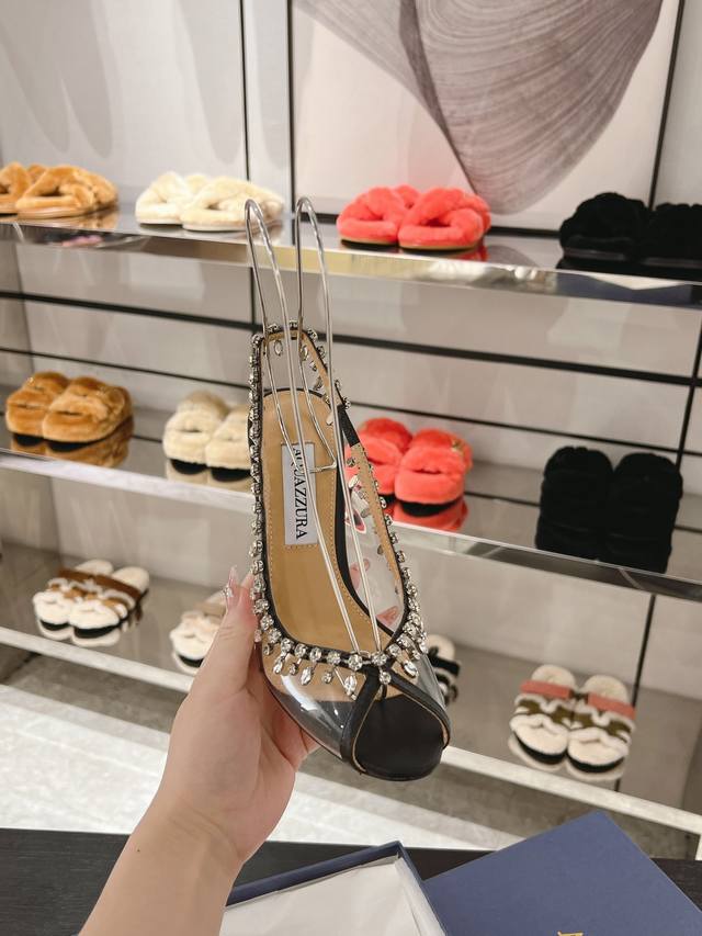 穿上我们的性感水晶凉鞋 Temptation Crystal Sandals ，可从人群中脱颖而出。这款鞋采用黑色的皮革极为舒适，PVC镶板可让肌肤显得更为性感