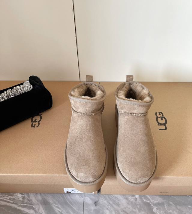 UGG最新mini厚底款超短羊毛雪地靴 代工厂原单出货 羊皮毛一体 原版Treadlite轻翼科技复合防滑大底！上脚潮酷 轻松完成美式复古街头风～展现个性、干练