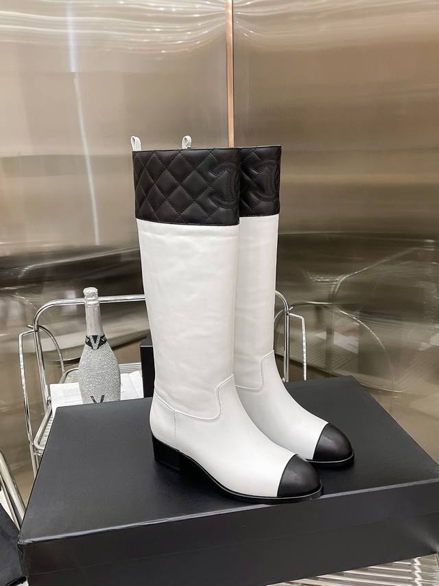 出厂价 帅气逼人骑士靴 CHANEL 香奈儿*秋冬新款小香菱格骑士靴 这款骑士靴真的是帅气时尚的代表，靴筒领口设计经典菱格工艺 靴筒口双C电绣logo 低调不失