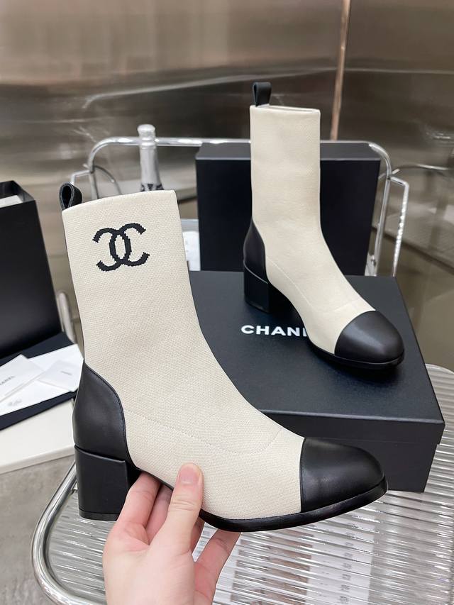 出厂 Chanel 24S秋冬新品双C粗跟袜子靴 本季王炸神款女神必备单品 袜子靴的特点就是穿着舒适瘦腿 不管什么腿型都能包得住 超好搭配衣服 巨显脚瘦 美惨了