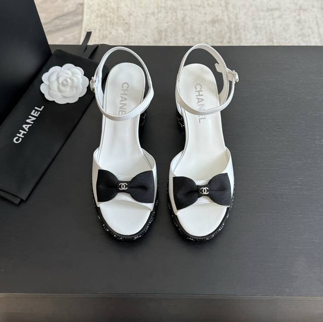 CHANE* ｜小香24K新品 绝美T子带粗跟水钻凉鞋 又是被种草的凉鞋系列 粗跟真的绝 逛街 晚会必备单品 鞋面采用定制小羊皮 内里垫脚为羊皮 意大利进口真皮