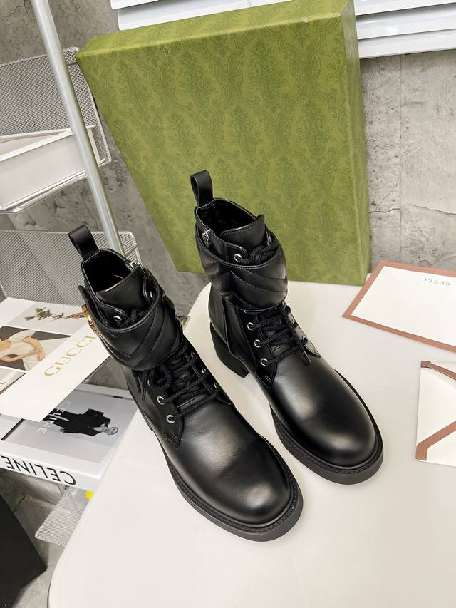 工厂价 G家秋冬新款 马衔扣链条切尔西靴 经典款靴型透过标志性品牌元素焕发新的活力，这款切尔西短靴采用黑色皮革制作.匠心装饰马衔扣和闪亮链条细节，两侧松紧镶饰，