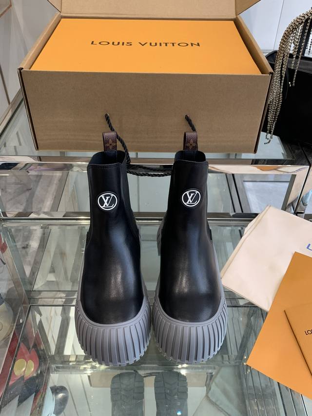 顶级版本 Louis Vuitton LV 网红，大明星走秀新款 大头马丁靴 休闲百搭时尚潮流款，上脚舒适 搭配路易威登标识点缀亮点 八寸靴大气显气质 面料：进