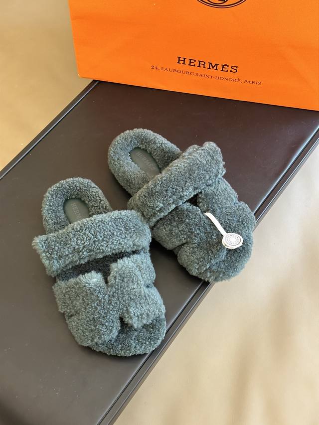 顶级版本 Herme s #皮毛一体卷糕毛二舅拖 经典色 + 2024 新配色 今年面料均选用A+皮毛一体卷糕毛 毛茸茸的 敲可爱的，踩云脚感，光脚或者搭配个袜