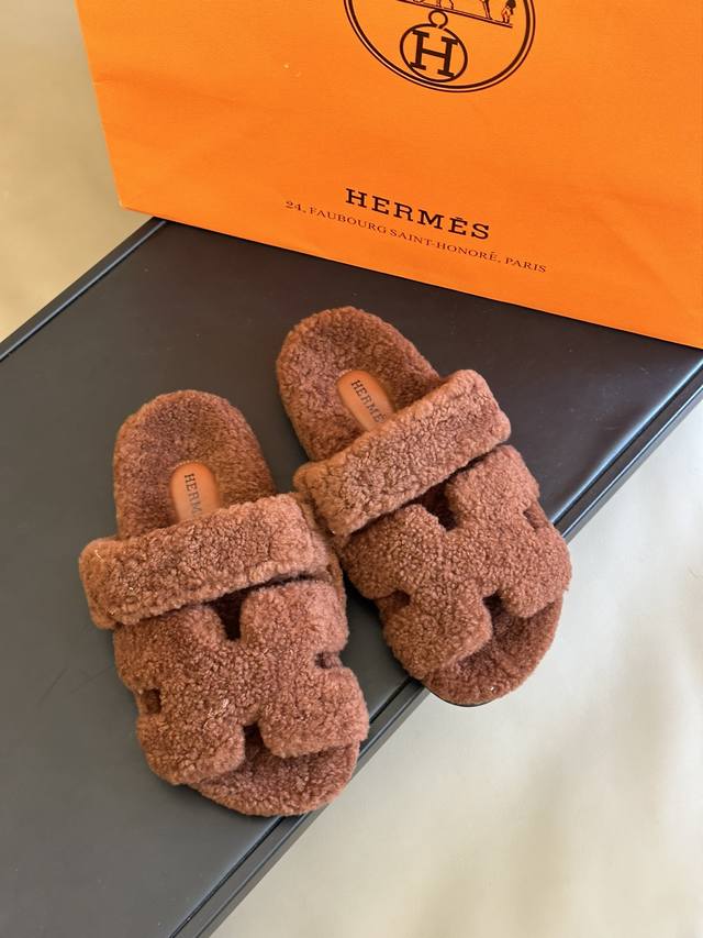 顶级版本 Herme s #皮毛一体卷糕毛二舅拖 经典色 + 2024 新配色 今年面料均选用A+皮毛一体卷糕毛 毛茸茸的 敲可爱的，踩云脚感，光脚或者搭配个袜