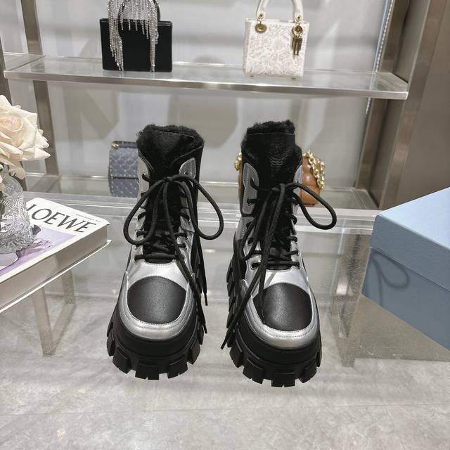 Prada 普拉达 24 最新厚底雪地靴 别致的柔软牛皮面，纯羊毛里 独特的设计的风格，为此款复古风雪地靴注入心裁别出的设计巧思 4.5厘米橡胶鞋底 涂珐琅金属
