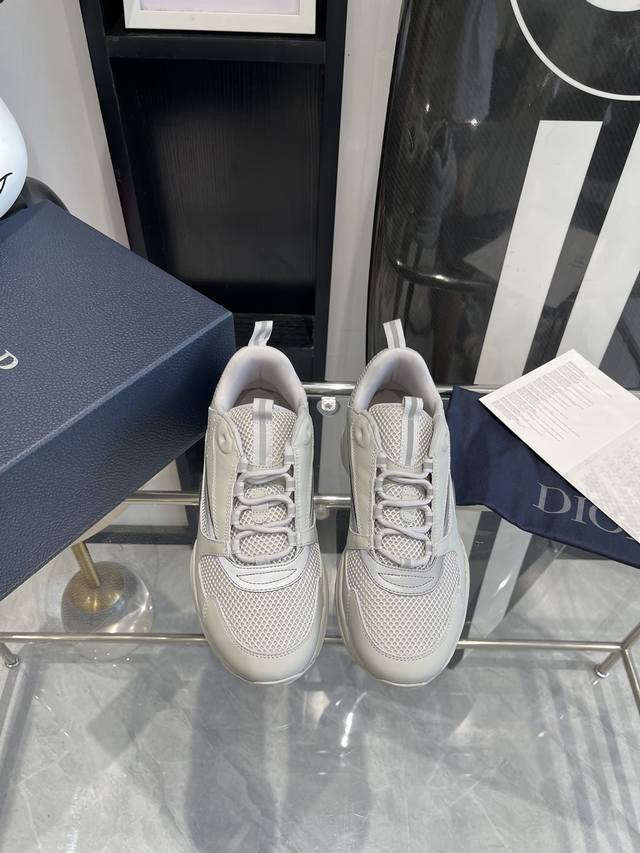 Dior 新款B22 厚底复古老爹鞋 情侣款 明星款 主推爆品 全新发售的迪奥 Dior 新款休闲运动鞋跑鞋老爹鞋 真的酷毙了，未来感十足 真的好飒！再次演绎了