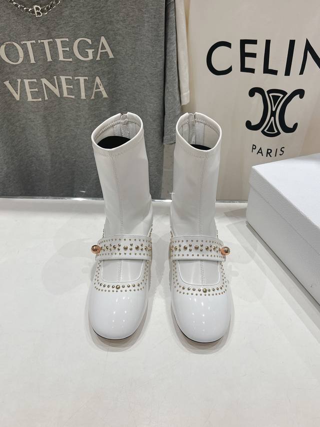 高版本出厂 Dior*迪奥D家2024ss秋冬新品布洛克复古短靴，经久不衰的马靴造型，彰显经典设计，市场顶级版本 采用柔软的黑色牛皮革制作，打造休闲又不失优雅的