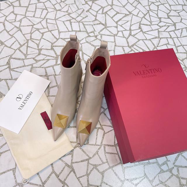 Valen*tino 华伦天奴ONE STUD系列短靴，创新与经典巧妙的结合在一起，绝绝子的百搭神器顶级品质 鞋面：进口小牛皮 内里：进口山羊皮 大底：意大利真