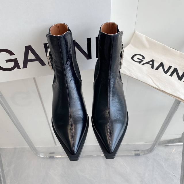 Ganni24ss秋冬秀款西部牛仔靴美式尖头粗跟短靴 ！ 宋妍霏同款 时髦精秋冬必备 设计感十足，风格上有点酷酷的感觉！很适合今年流行的酷girl穿搭~ 版型也