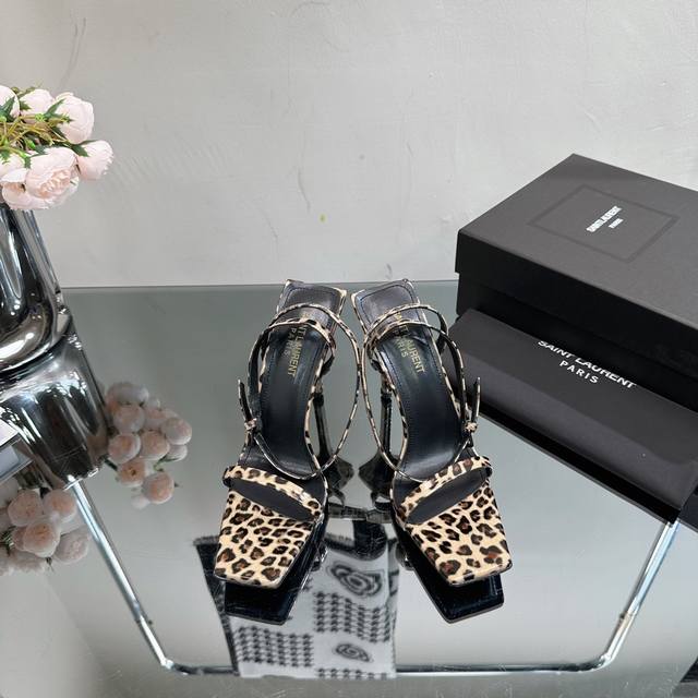 SAIN* LAURENT 圣罗兰YSL 链条高跟凉鞋经典logo字母设计，上脚超美，原版1:1开模，官网同步 面料：漆皮 垫脚：进口羊皮 鞋底：意大利真皮大底