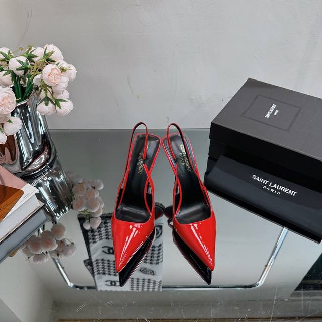 SAIN* LAURENT 圣罗兰YSL 链条高跟凉鞋经典logo字母设计，上脚超美，原版1:1开模，官网同步 面料：高定漆皮 垫脚：进口羊皮 鞋底：意大利真皮
