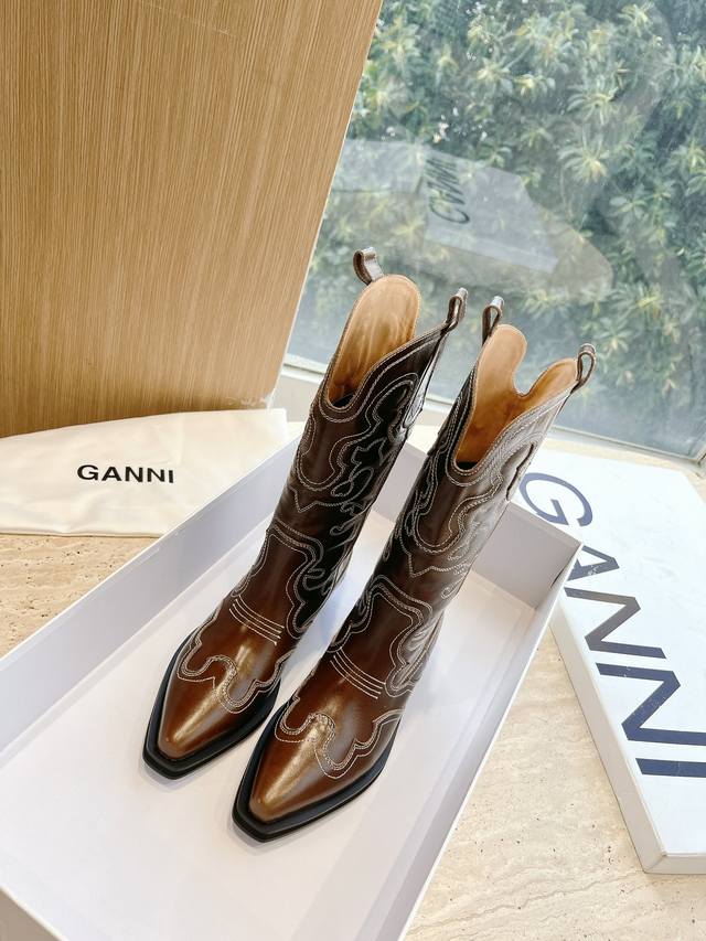 中靴 G071顶级版本代购级别GANNI年秋冬季女鞋 复古皮革刺绣尖头中筒西部靴牛仔靴骑士靴 极简主义炒鸡柔软舒适矮跟鞋时髦精绝对不能错过的必入款，没有任何繁杂