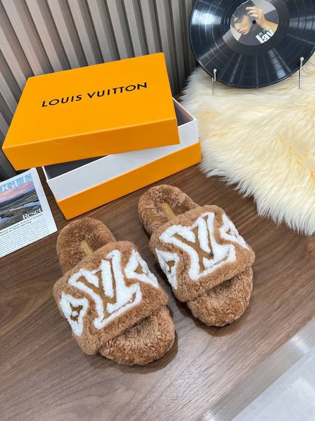 louis vuitton 新款羊毛拖鞋 纯皮毛一体羔羊毛打造！超温暖的感觉，穿上仿佛踩在云朵上lv经典老花装饰，精致高级！让这双毛拖身价陡增！鞋底是原版开模的