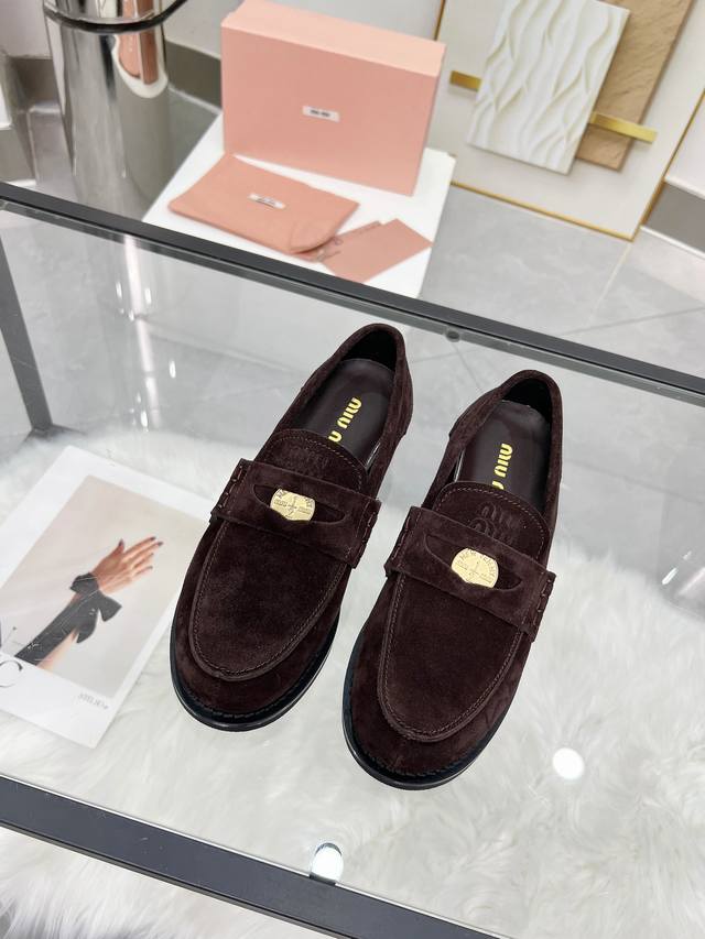 MiuMiu 24FW 走秀金币乐福鞋 Miu女孩们的新色乐福来啦！今年秋冬的复古做旧的新色 牛皮材质！今年Miu爆火的不要不要的！都是那种做旧的皮质 穿上超好