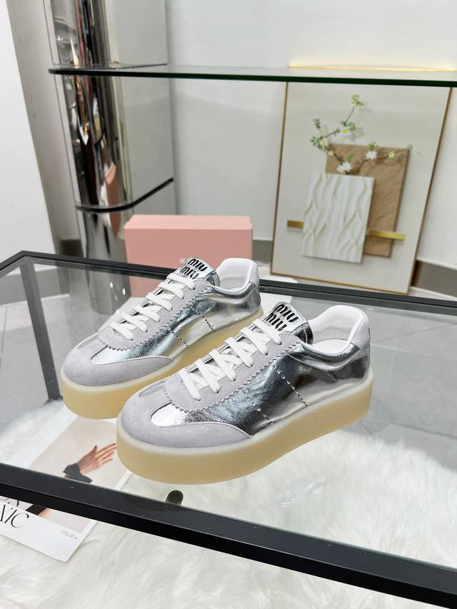 MiuMiu 缪缪 休闲小白鞋，美到心坎上啦！柔软的真皮材质，触感细腻，亲肤舒适。 独特的设计，时尚又百搭，无论是搭配牛仔裤还是裙子，都能轻松驾驭。 size：