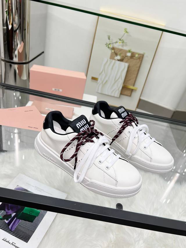 MiuMiu 缪缪 休闲小白鞋，美到心坎上啦！柔软的真皮材质，触感细腻，亲肤舒适。 独特的设计，时尚又百搭，无论是搭配牛仔裤还是裙子，都能轻松驾驭。 size：