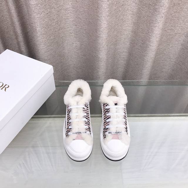 D家~Dior迪奥2024新款毛里厚底刺绣布鞋，顶级进口电脑针车刺绣面料！鞋底使用最高版本TPU材料，不像市面上那些橡胶以差充好，边沿流畅自然，鞋底车线均匀，细