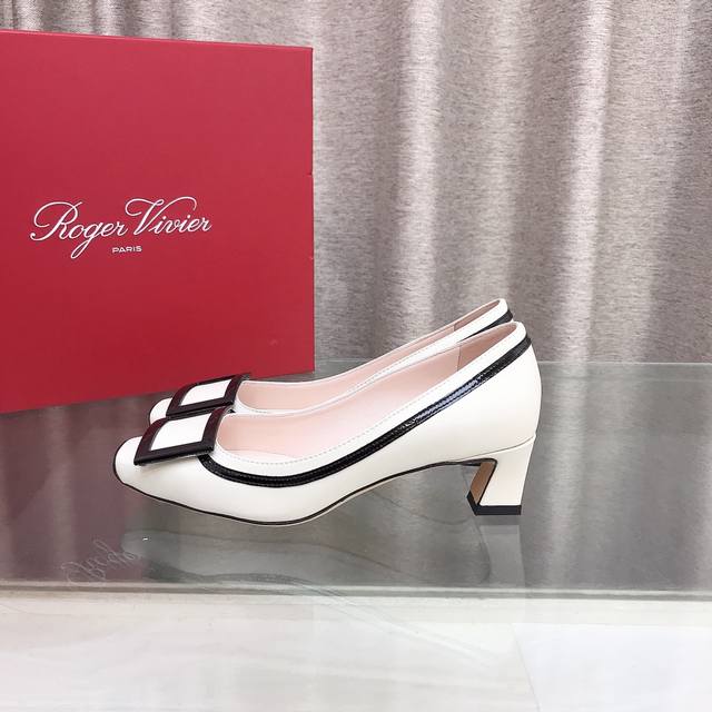 Roge* Vivie* 经典方扣马蹄跟单鞋专柜最近抢疯了的颜色 原版定制漆皮意大利真皮大底头层羊皮内里、鞋垫高档原包装=独家最高版本 细节自己看，杠杠的 跟高