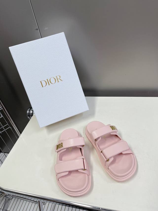 Dior迪奥春夏最新款魔术贴凉鞋、超多明星网红种草、经典的版型设计上迪奥LOGO五金点缀、超好看超百搭、上脚非常柔软鞋面进口牛皮，内里羊皮里、正品开模TPU大底