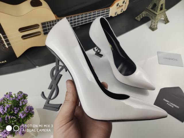 顶级版本 Saint Laurent YSL 圣罗兰logo跟高跟单鞋，材料采用进口原版牛漆皮做面，内里垫脚采用进口羊皮，大底原版复刻的真皮大底，跟高11cm，