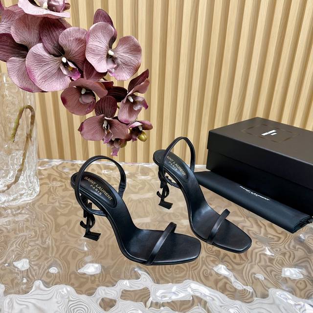 YSL 圣罗兰 SS2024夏季新品 走秀款高跟凉鞋 2024全新春夏系列后带方扣高跟凉鞋 ！ 尖头高跟拖鞋淡淡的夏日里怎么少得了一双仙女鞋 各种小裙子搭配起来