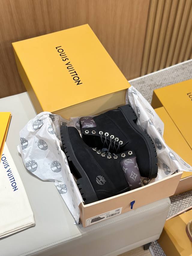 超高颜值！L x TimBlad大黄靴街头文化与高奢界限模糊的当下，身为时尚领头人不断带来自己的新作品使两种元素难分彼此。知名品牌 TBL的大黄靴合作即将引发新