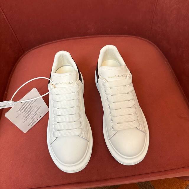 Alexander McQueen 极品代购级别，顶级版本！MQ麦昆运动鞋时尚休闲！麦昆小白鞋看遍了市场上所谓的最高版本，已经无力吐槽... 鞋面：原版定做蜡感