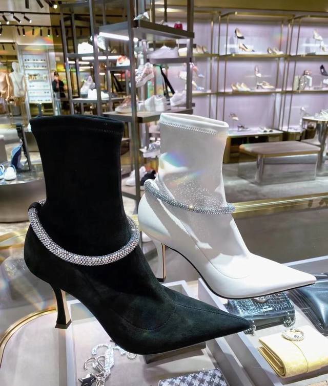 JIMMYCHOO 吉米.周仰杰高跟弹力短靴.原版开发.顶级品质.时尚性感.捷克钻装饰，靴子界的主流款鞋头细尖饱满、微微上翘做到了原版精髓定制纳帕弹力皮 软度做