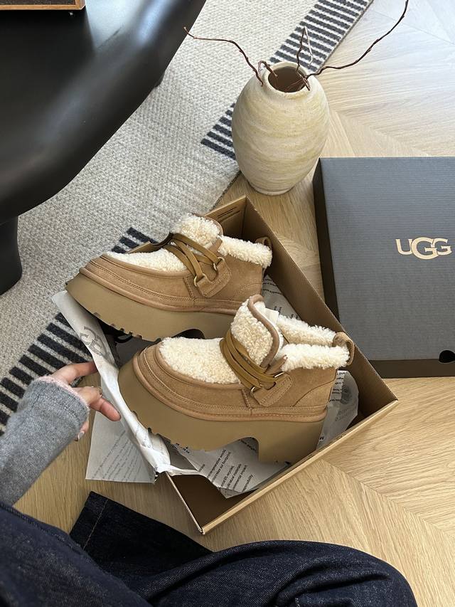 顶级版本 UGG官网最新款，厚底人鱼系带 鞋底厚度： 6.5cm 鞋面材质，羊卷毛+羊毛内里，柔软舒适。 款式：设计感十足 时髦有型 鞋底：最新拱形大底，突破传