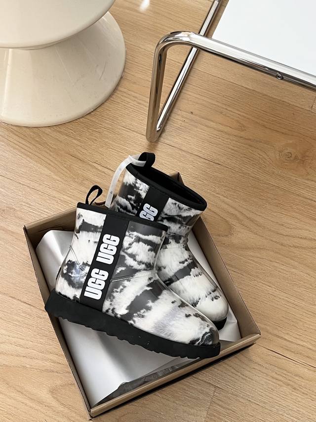 UGG-3190周冬雨同款爆款雪地靴 独家开模，两个多月调试，周冬雨同款爆款面市。经典迷你糖果色果冻短靴，ugg字母侧边设计，焕亮潮酷姿态，防水材料，不惧风雨。